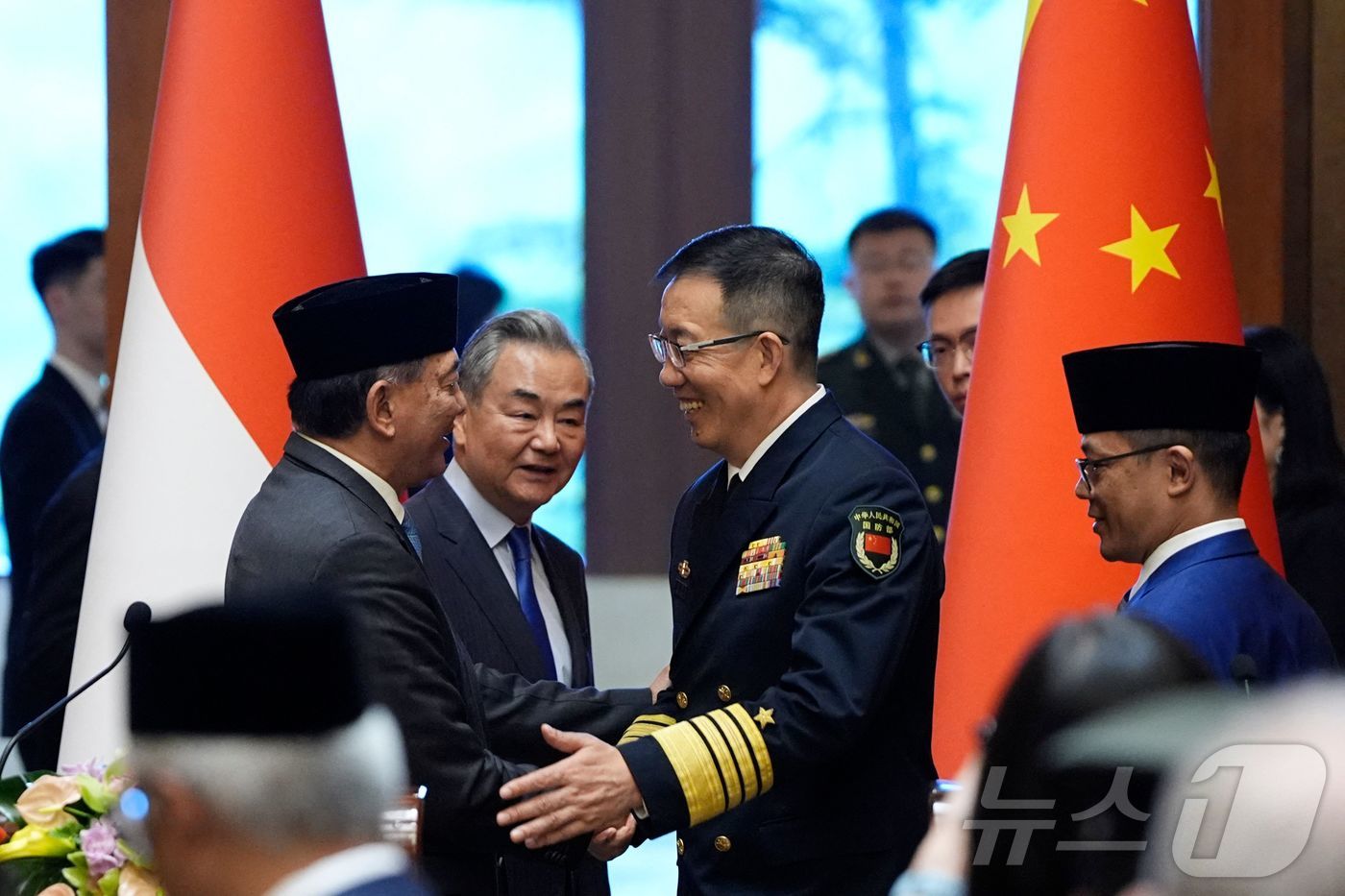 (베이징 AFP=뉴스1) 우동명 기자 = 왕이 중국 외교부장과 둥쥔 국방부장, 수기오노 인도네시아 외교장관과 샤프리 샴수딘 국방장관이 21일(현지시간) 베이징 댜오위타이 국빈관에서 …