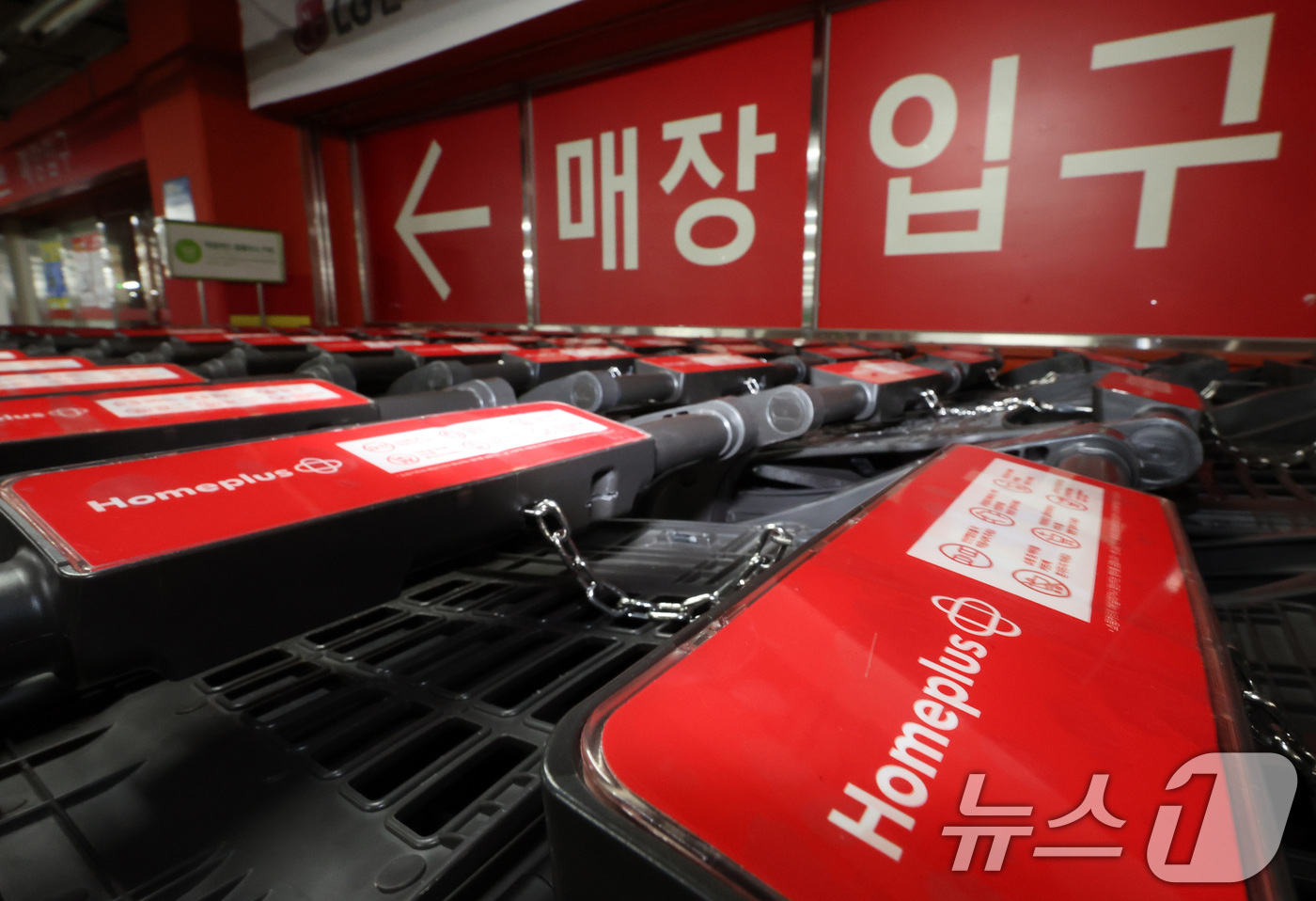 (서울=뉴스1) 이동해 기자 = 금융당국이 홈플러스 사태와 관련해 홈플러스 경영진과 대주주 MBK파트너스를 사기적 부정거래 혐의로 검찰에 이첩한 가운데 22일 서울 시내 한 홈플러 …