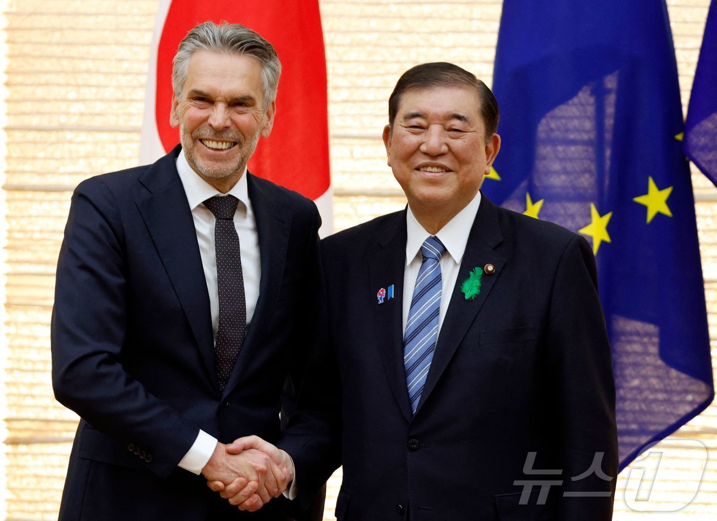 (도쿄 AFP=뉴스1) 우동명 기자 = 이시바 시게루 일본 총리가 21일(현지시간) 도쿄 총리 관저에서 딕 스호프 네덜란드 총리와 회담을 마친 뒤 악수를 하고 있다. 2025.04 …