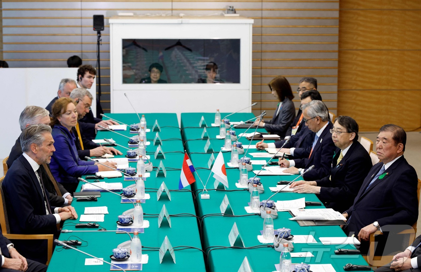 (도쿄 AFP=뉴스1) 우동명 기자 = 이시바 시게루 일본 총리가 21일(현지시간) 도쿄 총리 관저에서 딕 스호프 네덜란드 총리와 회담을 하고 있다. 2025.04.22ⓒ AFP= …