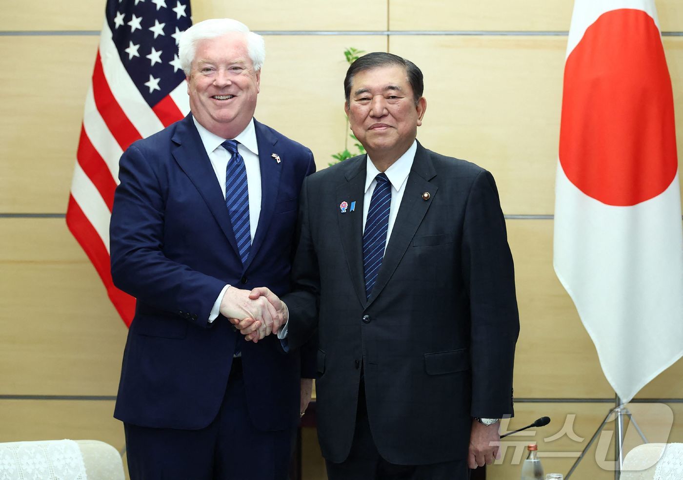 (도쿄 AFP=뉴스1) 우동명 기자 = 이시바 시게루 일본 총리가 22일(현지시간) 도쿄 총리 관저에서 조지 글래스 신임 주일 미국대사와 만나 악수를 하고 있다. 2025.04.2 …
