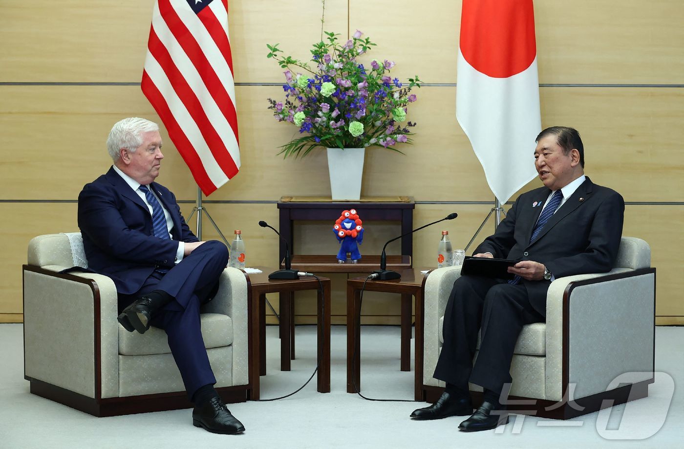 (도쿄 AFP=뉴스1) 우동명 기자 = 이시바 시게루 일본 총리가 22일(현지시간) 도쿄 총리 관저에서 조지 글래스 신임 주일 미국 대사와 만나고 있다. 2025.04.22ⓒ AF …