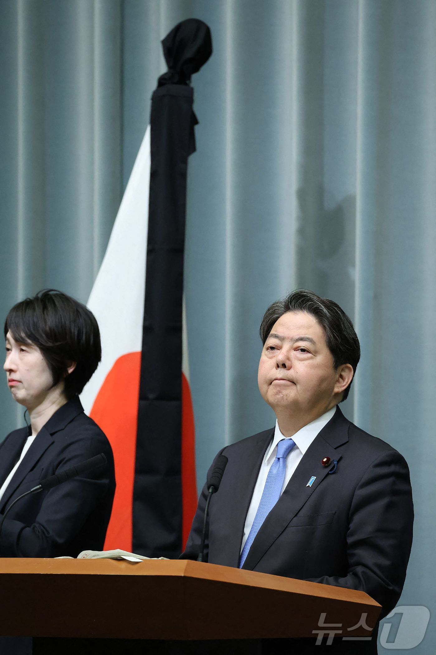 (도쿄 AFP=뉴스1) 우동명 기자 = 하야시 요시마사 일본 관방장관이 22일(현지시간) 도쿄 총리 관저에서 열린 기자회견서 향년 88세로 선종한 프란치스코 교황을 추모하는 검은 …