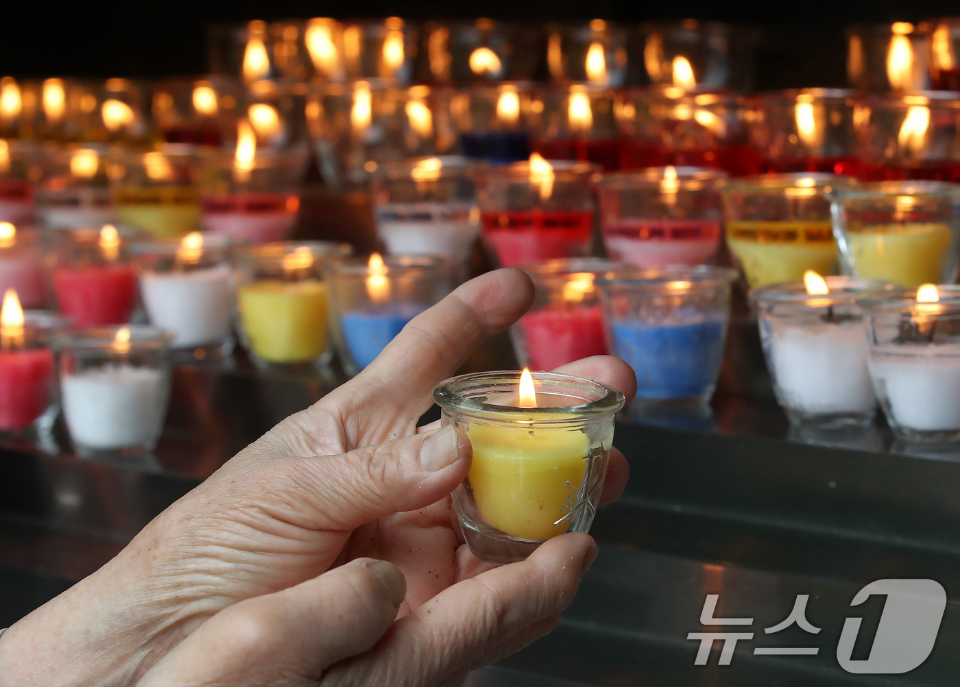 (대구=뉴스1) 공정식 기자 = 22일 오전 대구 중구 천주교대구대교구청 성모당을 찾은 신자들이 프란치스코 교황을 추모하고 있다.천주교 대구대교구는 신자들이 프란치스코 교황을 추모 …