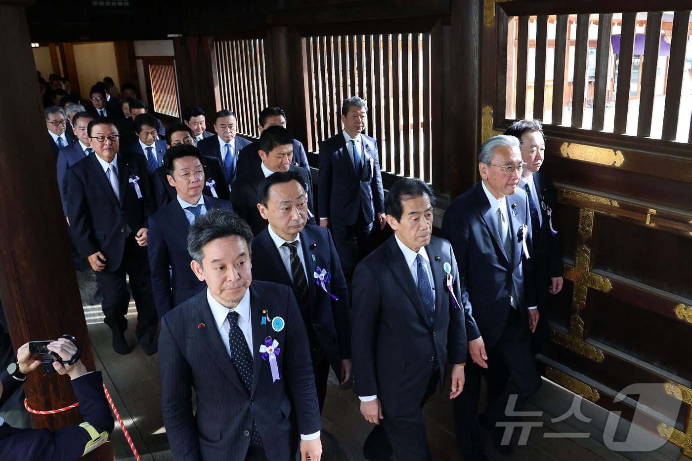 (도쿄 AFP=뉴스1) 우동명 기자 = 22일(현지시간) 일본 의원들이 춘계 예대제를 맞아 태평양전쟁 A급 전범이 합사된 도쿄 야스쿠니 신사에 참배를 하고 있다. 2025.04.2 …