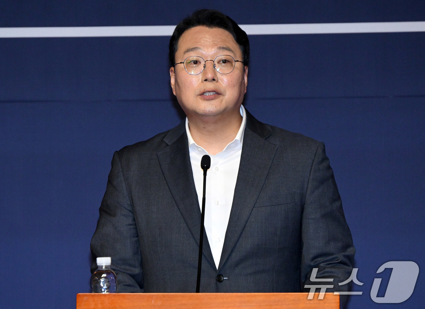 (서울=뉴스1) 안은나 기자 = 천하람 개혁신당 당대표 권한대행이 22일 서울 여의도 국회 사랑재에서 열린 국회 미래산업포럼 발족식에서 축사를 하고 있다. (공동취재)2025.4. …