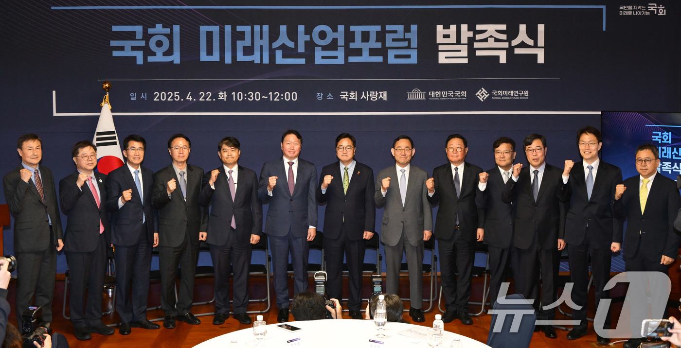 (서울=뉴스1) 안은나 기자 = 우원식 국회의장과 주호영 국회부의장, 최태원 대한상공회의소 회장, 김기식 국회미래연구원장을 비롯한 운영위원들이 22일 서울 여의도 국회 사랑재에서 …