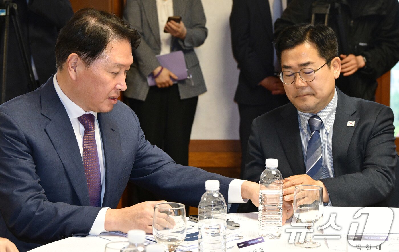 본문 이미지 - 최태원 대한상공회의소 회장(왼쪽)과 박찬대 더불어민주당 당대표 직무대행 겸 원내대표가 22일 서울 여의도 국회 사랑재에서 열린 국회 미래산업포럼 발족식에서 대화를 하고 있다. (공동취재) 2025.4.22/뉴스1 ⓒ News1 안은나 기자