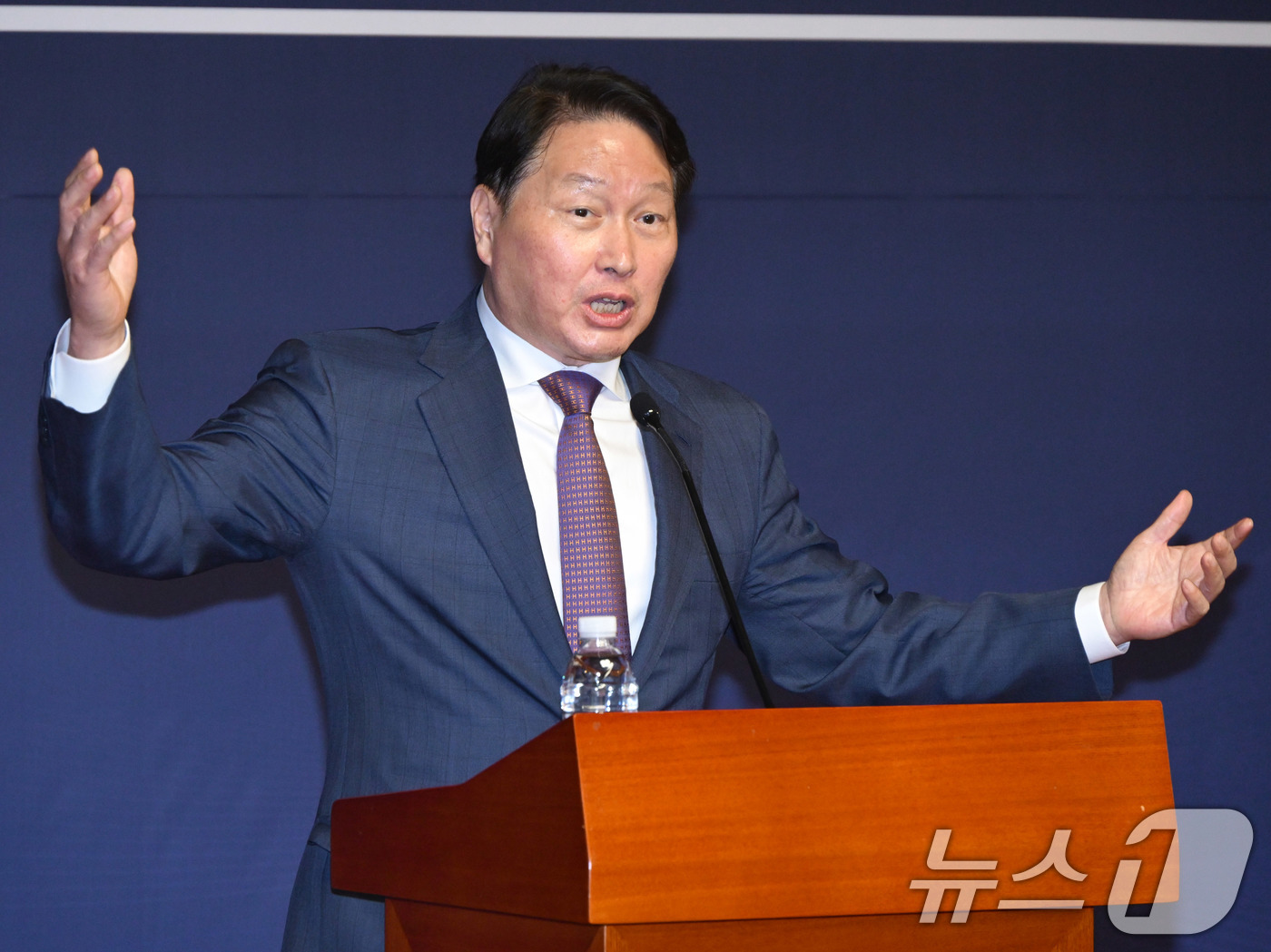 (서울=뉴스1) 안은나 기자 = 최태원 대한상공회의소 회장이 22일 서울 여의도 국회 사랑재에서 열린 국회 미래산업포럼 발족식에서 강연을 하고 있다.(공동취재)2025.4.22/뉴 …