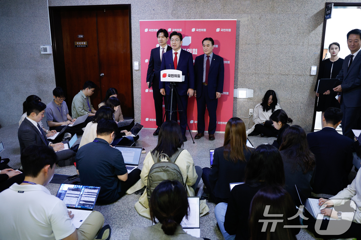 (서울=뉴스1) 안은나 기자 = 권성동 국민의힘 원내대표가 22일 서울 여의도 국회에서 원내대책회의를 마친 후 진성준 더불어민주당 정책위의장의 한덕수 대통령 권한대행 국무총리 탄핵 …