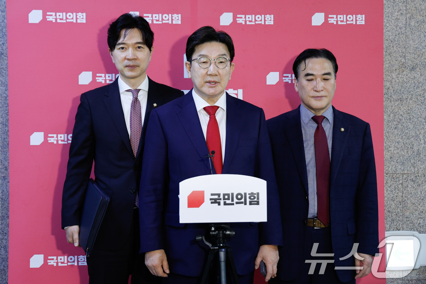 (서울=뉴스1) 안은나 기자 = 권성동 국민의힘 원내대표가 22일 서울 여의도 국회에서 원내대책회의를 마친 후 진성준 더불어민주당 정책위의장의 한덕수 대통령 권한대행 국무총리 탄핵 …