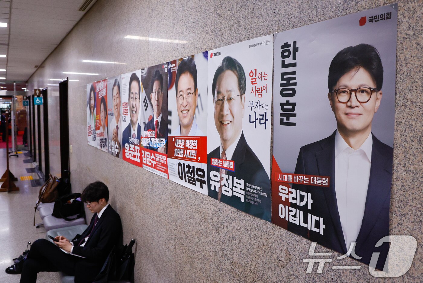 본문 이미지 - 국민의힘 대선 경선 후보 1차 컷오프를 앞둔 22일 서울 여의도 국회에 나경원, 양향자, 안철수, 홍준표, 김문수, 이철우, 유정복, 한동훈 후보 포스터가 붙어있다. 2025.4.22/뉴스1 ⓒ News1 안은나 기자