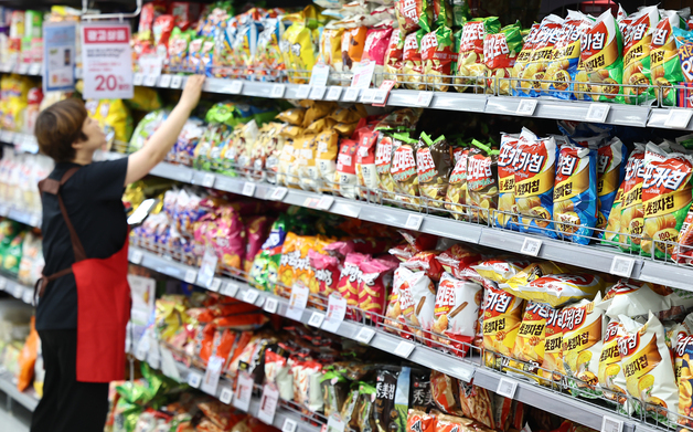 "익숙한데 새롭게…식품업계, 불황 속 '이색 협업' 생존 전략