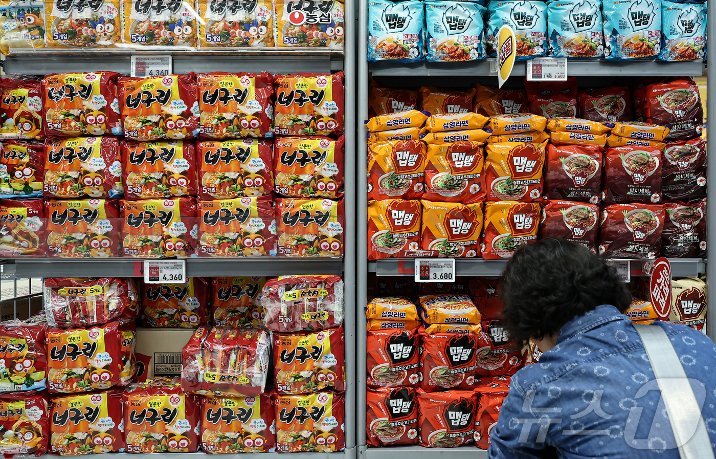 (서울=뉴스1) 김도우 기자 = 식품업계의 1분기 실적이 지난해부터 이어온 원재료 가격 인상과 환율 변동으로 인해 어두울 것이라는 분석이 나온다.식품업체들은 라면 원재료 팜유와 초 …