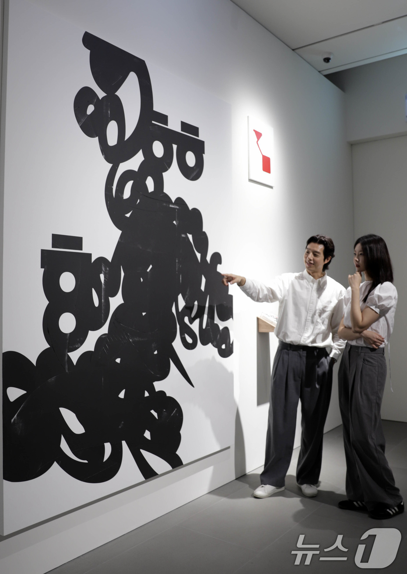 (서울=뉴스1) 이연주 기자 = 신세계백화점은 분더샵 지하 1층에 위치한 신세계갤러리 청담에서 오는 6월 21일까지 한글 디자인의 대가 안상수 작가와 함께 한글의 시각적 예술성을 …