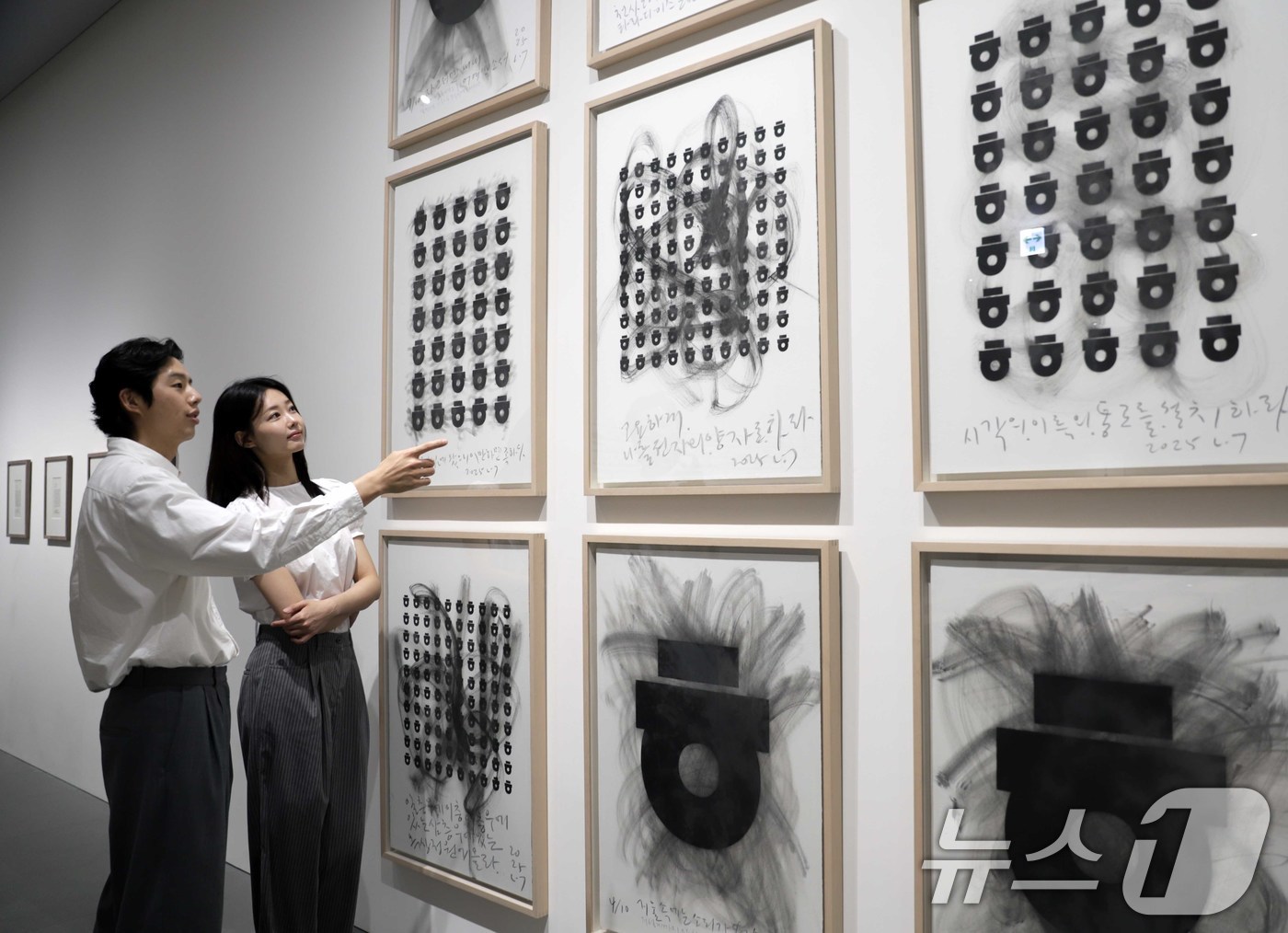 (서울=뉴스1) 이연주 기자 = 신세계백화점은 분더샵 지하 1층에 위치한 신세계갤러리 청담에서 오는 6월 21일까지 한글 디자인의 대가 안상수 작가와 함께 한글의 시각적 예술성을 …