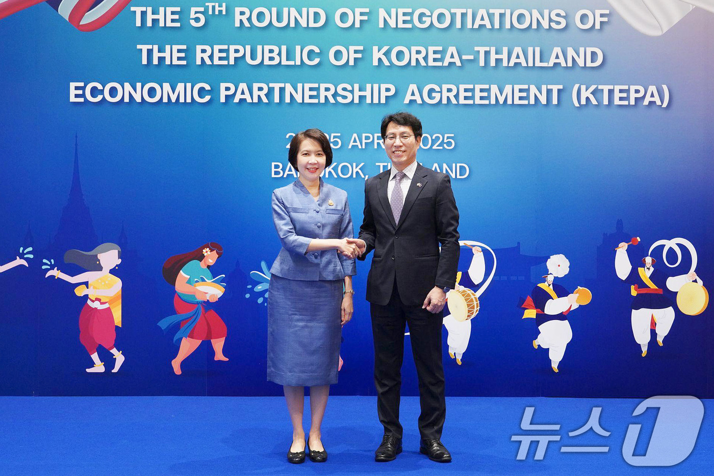 (서울=뉴스1) 이연주 기자 = 노건기 산업통상자원부 통상교섭실장(수석대표)이 22일 태국 방콕에서 초티마 이음사와스디쿨 태국 상무부 무역협상국장(수석대표)을 비롯한 한·태국 양국 …