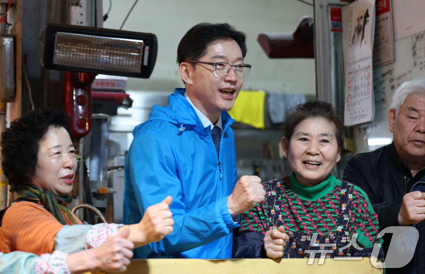 본문 이미지 - 김경수 더불어민주당 대선 경선 후보가 22일 광주 서구 양동시장을 방문해 상인들과 사진 찍고 있다. 2025.4.22/뉴스1 ⓒ News1 박지현 기자