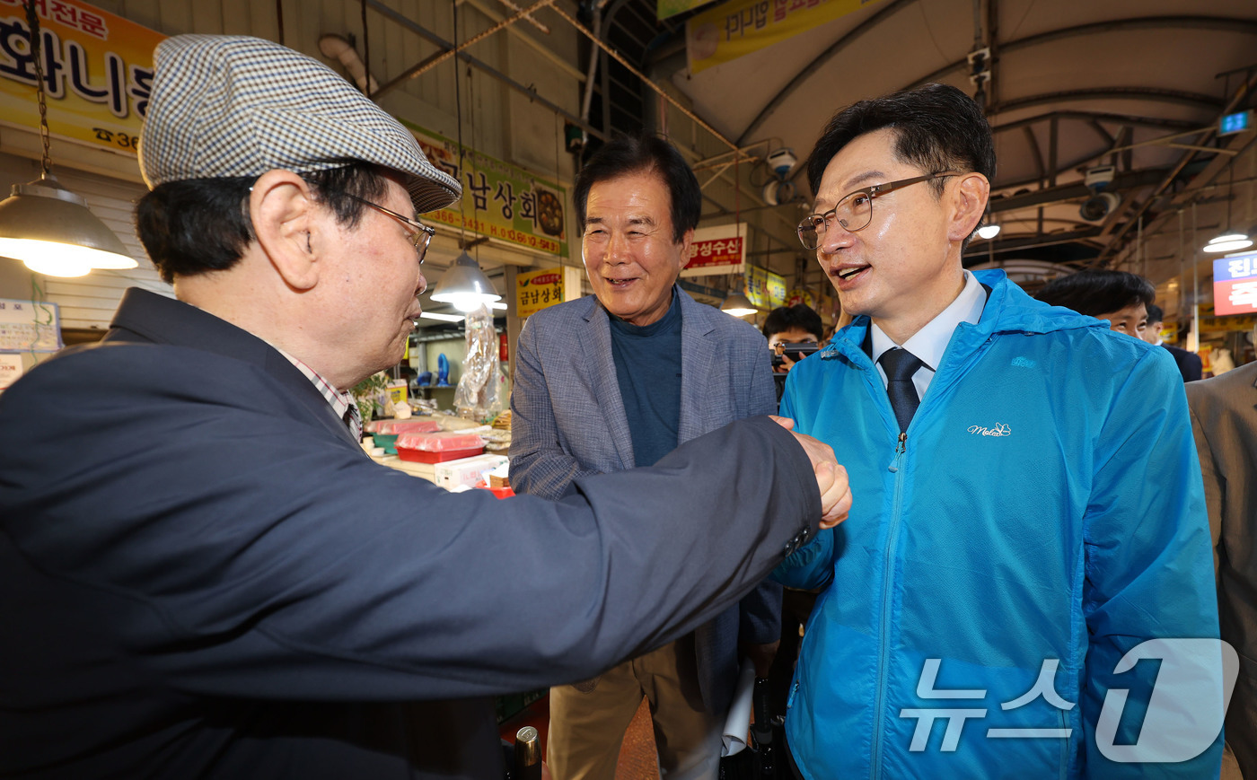 (광주=뉴스1) 박지현 기자 = 김경수 더불어민주당 대선 경선 후보가 22일 광주 서구 양동시장을 방문해 지지자와 악수를 하고 있다.  2025.4.22/뉴스1