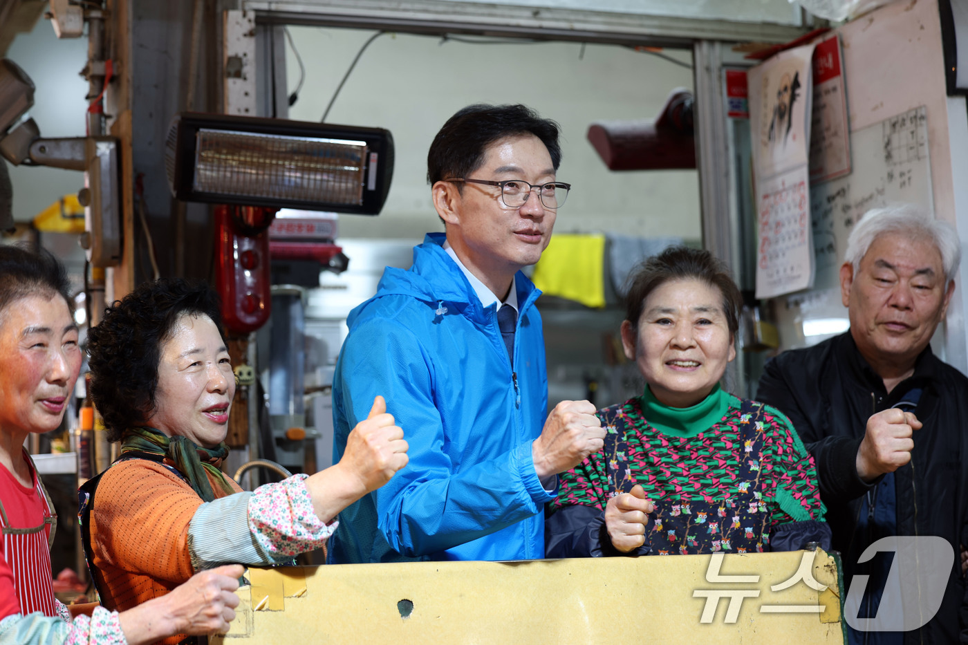 (광주=뉴스1) 박지현 기자 = 김경수 더불어민주당 대선 경선 후보가 22일 광주 서구 양동시장을 방문해 지지자와 화이팅을 외치고 있다.  2025.4.22/뉴스1