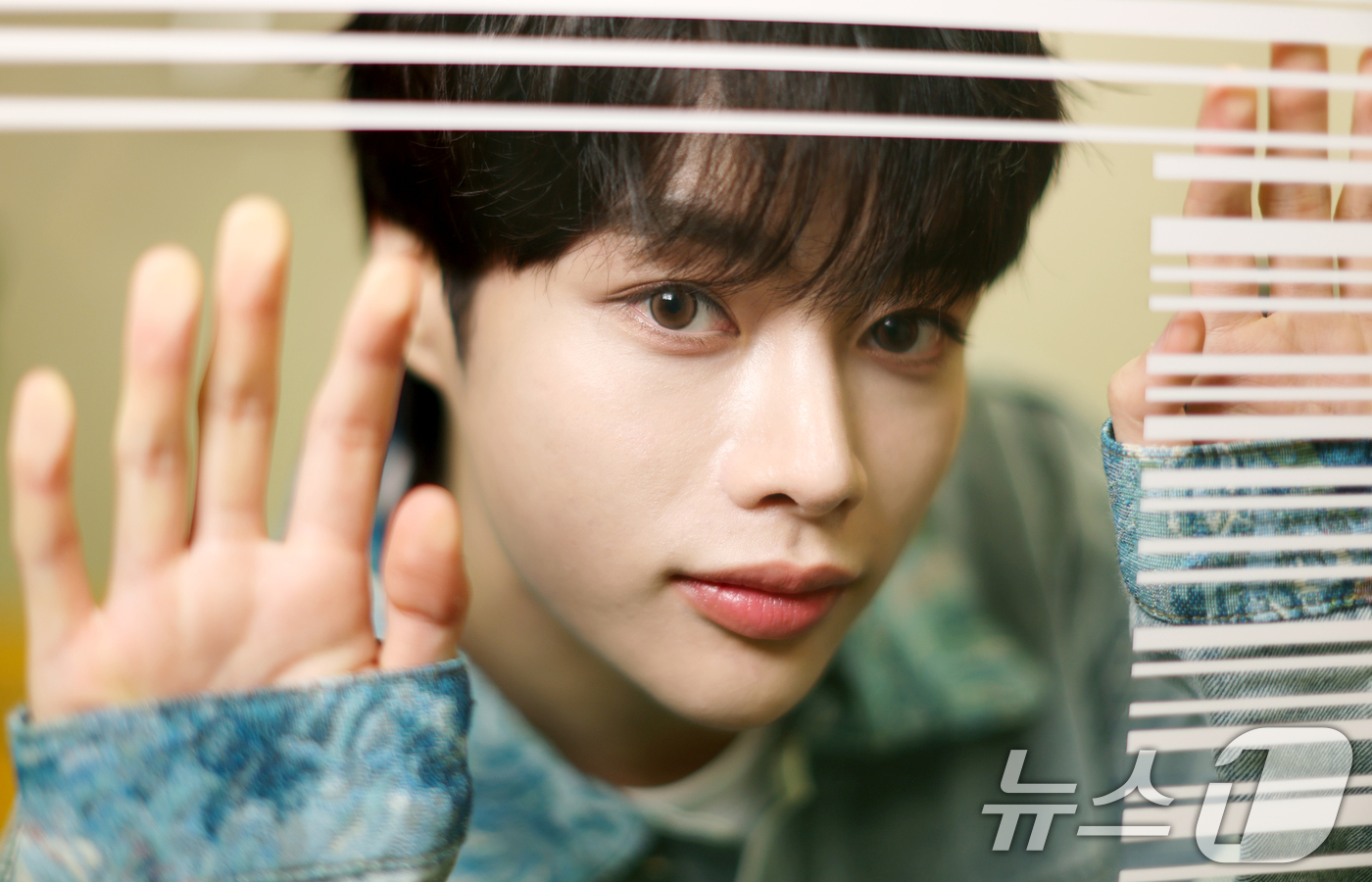 (서울=뉴스1) 권현진 기자 = K팝 최초의 베트남 국적의 남자 아이돌 그룹 템페스트의 한빈(27)이 서울 종로구 뉴스1 사옥에서 열린 '물 건너온 아이돌' 인터뷰에 앞서 포즈를 …