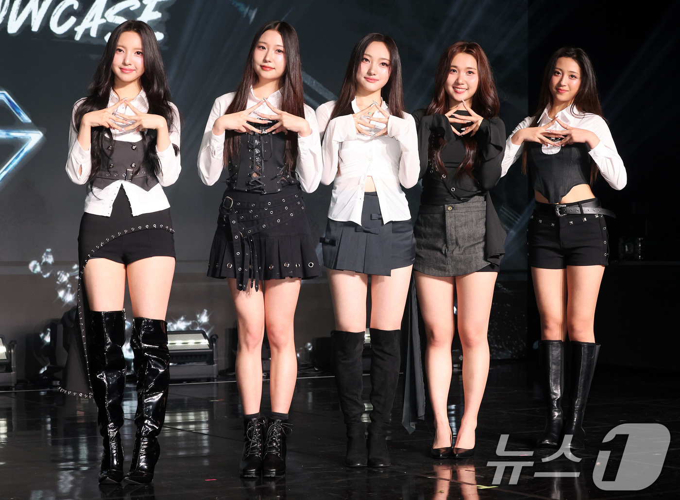 (서울=뉴스1) 이동해 기자 = 신인 걸그룹 VVS 브리트니(왼쪽부터), 아일리, 라나, 지우, 리원이 22일 서울 강남구 일지아트홀에서 가진 싱글 'TEA' 발매 쇼케이스에서 포 …