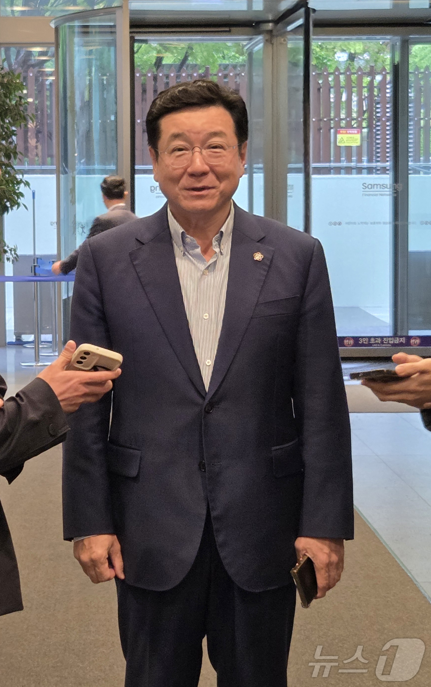 (서울=뉴스1) 박주평 기자 = 이찬희 삼성 준법감시위원회 위원장이 22일 서울 서초구 삼성생명 사옥에서 열린 준범감시위원회 정례회의에 참석하고 있다. 2025.4.22/뉴스1