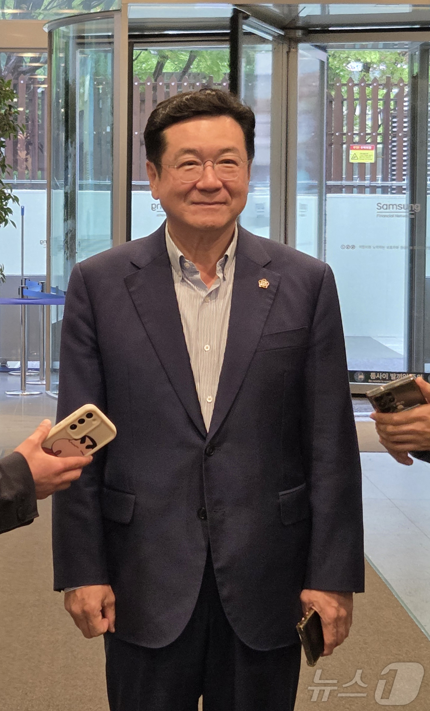 (서울=뉴스1) 박주평 기자 = 이찬희 삼성 준법감시위원회 위원장이 22일 서울 서초구 삼성생명 사옥에서 열린 준범감시위원회 정례회의에 참석하고 있다. 2025.4.22/뉴스1