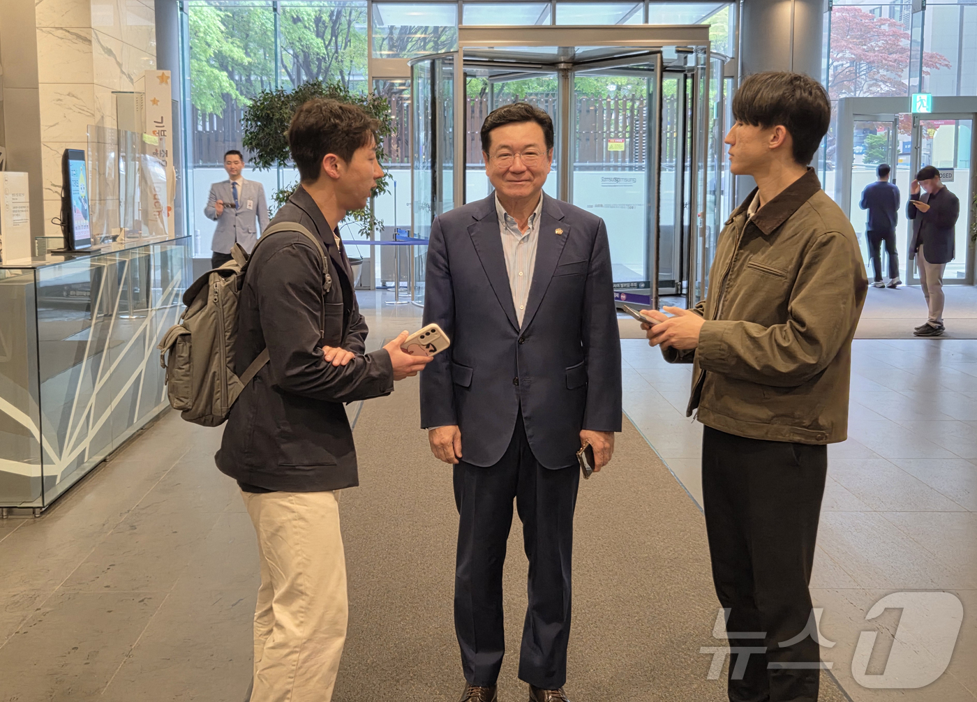 (서울=뉴스1) 박주평 기자 = 이찬희 삼성 준법감시위원회 위원장이 22일 서울 서초구 삼성생명 사옥에서 열린 준범감시위원회 정례회의에 참석하고 있다. 2025.4.22/뉴스1