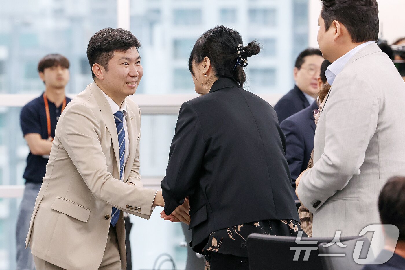 본문 이미지 - 유승민 대한체육회 회장이 22일 오후 서울 송파구 올림픽회관에서 열린 '제2차 대한체육회 이사회' 시작에 앞서 참석자들과 악수를 나누고 있다. 2025.4.22/뉴스1 ⓒ News1 민경석 기자