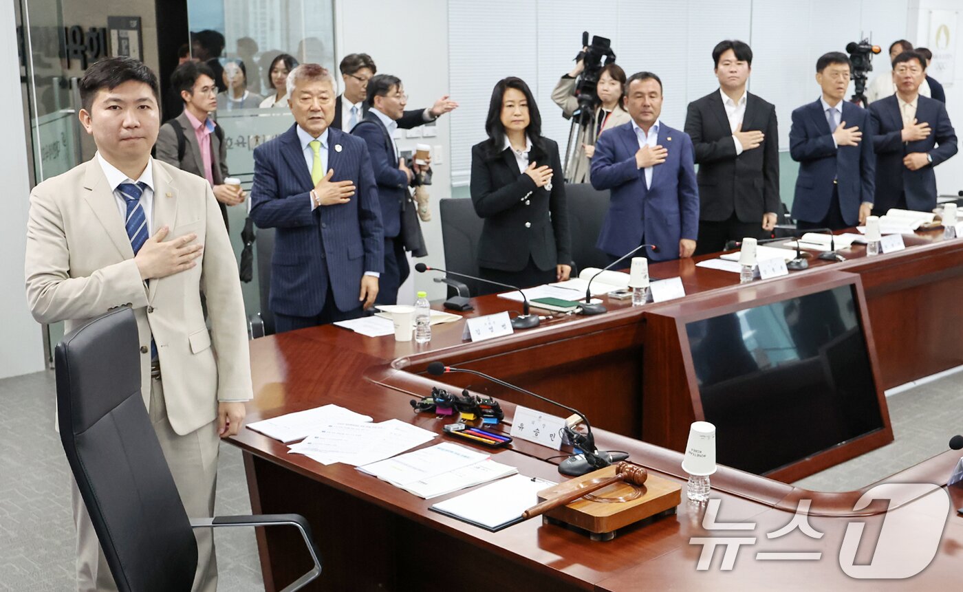 본문 이미지 - 유승민 대한체육회 회장을 비롯한 참석자들이 22일 오후 서울 송파구 올림픽회관에서 열린 &#39;제2차 대한체육회 이사회&#39;에서 국민의례를 하고 있다. 2025.4.22/뉴스1 ⓒ News1 민경석 기자