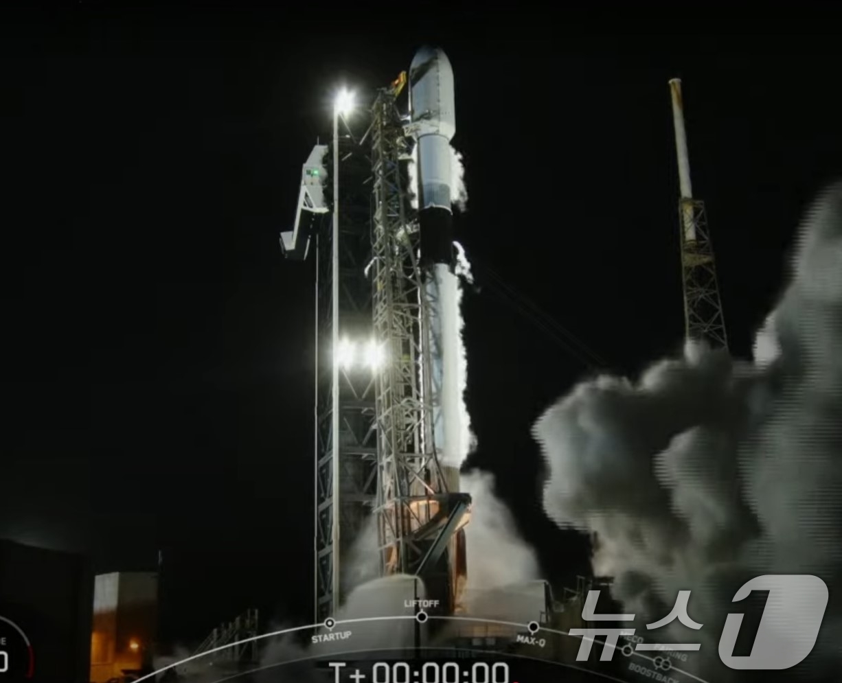 (서울=뉴스1) = 22일 오전 9시 48분(한국시간) 미국 플로리다주 케이프 커너베럴 우주군기지에서 대한민국 정찰위성 4호기가 실린 스페이스X사의 팰컨-9 발사체가 발사되고 있다 …