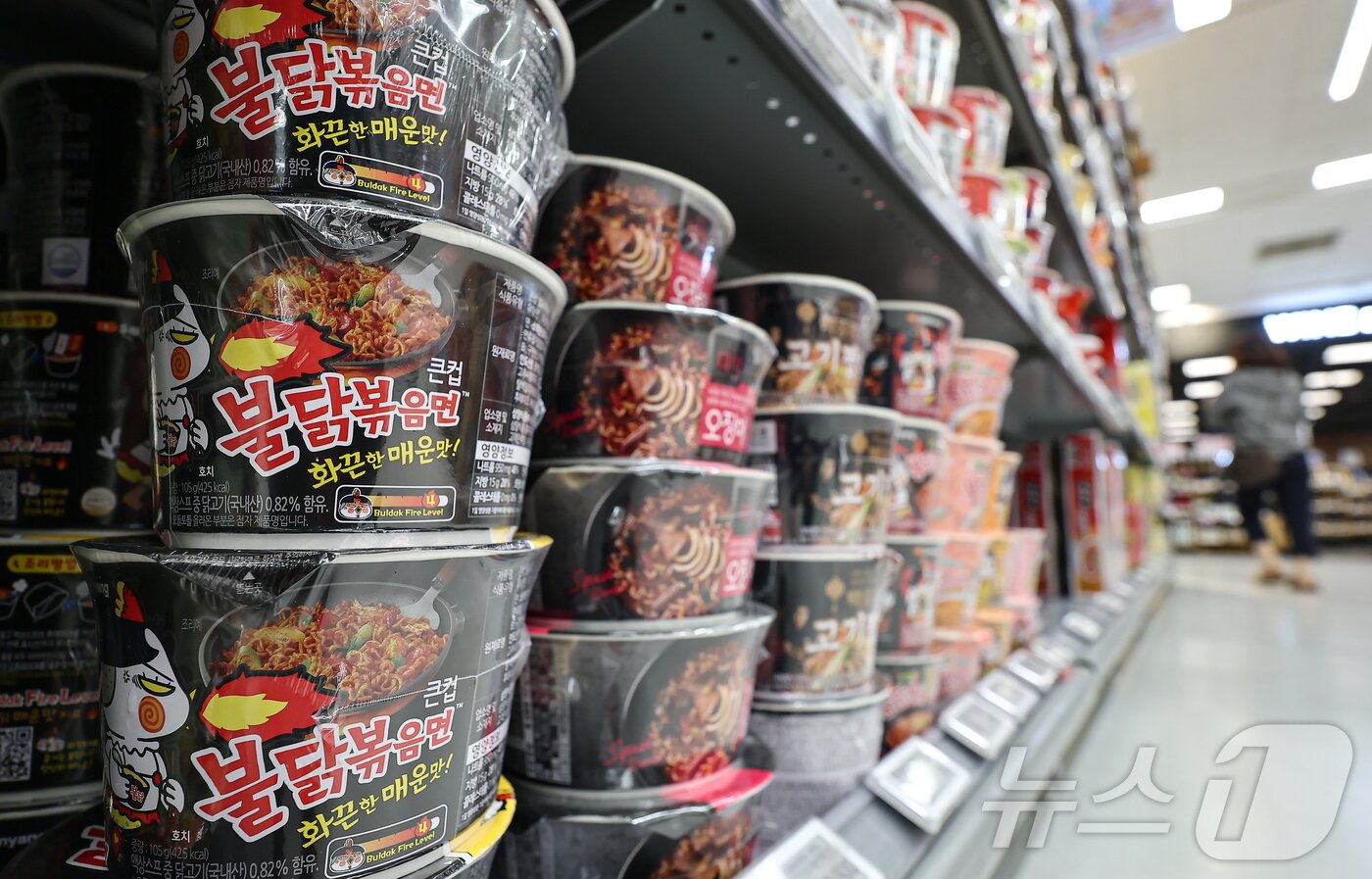 본문 이미지 -  22일 서울 시내 한 대형마트에 진열된 삼양식품의 불닭볶음면. 2025.4.22/뉴스1 ⓒ News1 김도우 기자