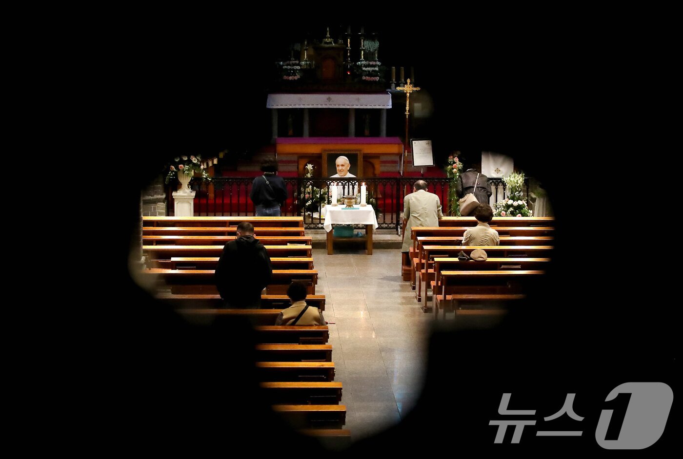 본문 이미지 - 22일 오후 대구 중구 천주교대구대교구 주교좌계산대성당에 마련된 프란치스코 교황 분향소를 찾은 신자들이 프란치스코 교황을 추모하고 있다. 2025.4.22/뉴스1 ⓒ News1 공정식 기자