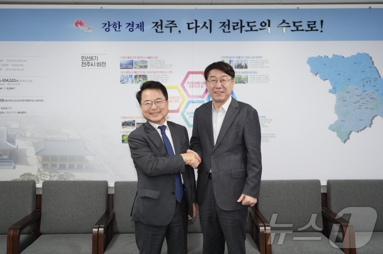 본문 이미지 - 육동한 시장이 22일 전주시청을 찾아 우범기 시장과 면담을 갖고 지속 가능한 도시경영, 청년정책, 지역문화 활성화 등 다양한 정책 분야에서 협력 방안을 논의했다.(춘천시 제공, 재판매 및 DB금지) ⓒ News1 한귀섭 기자
