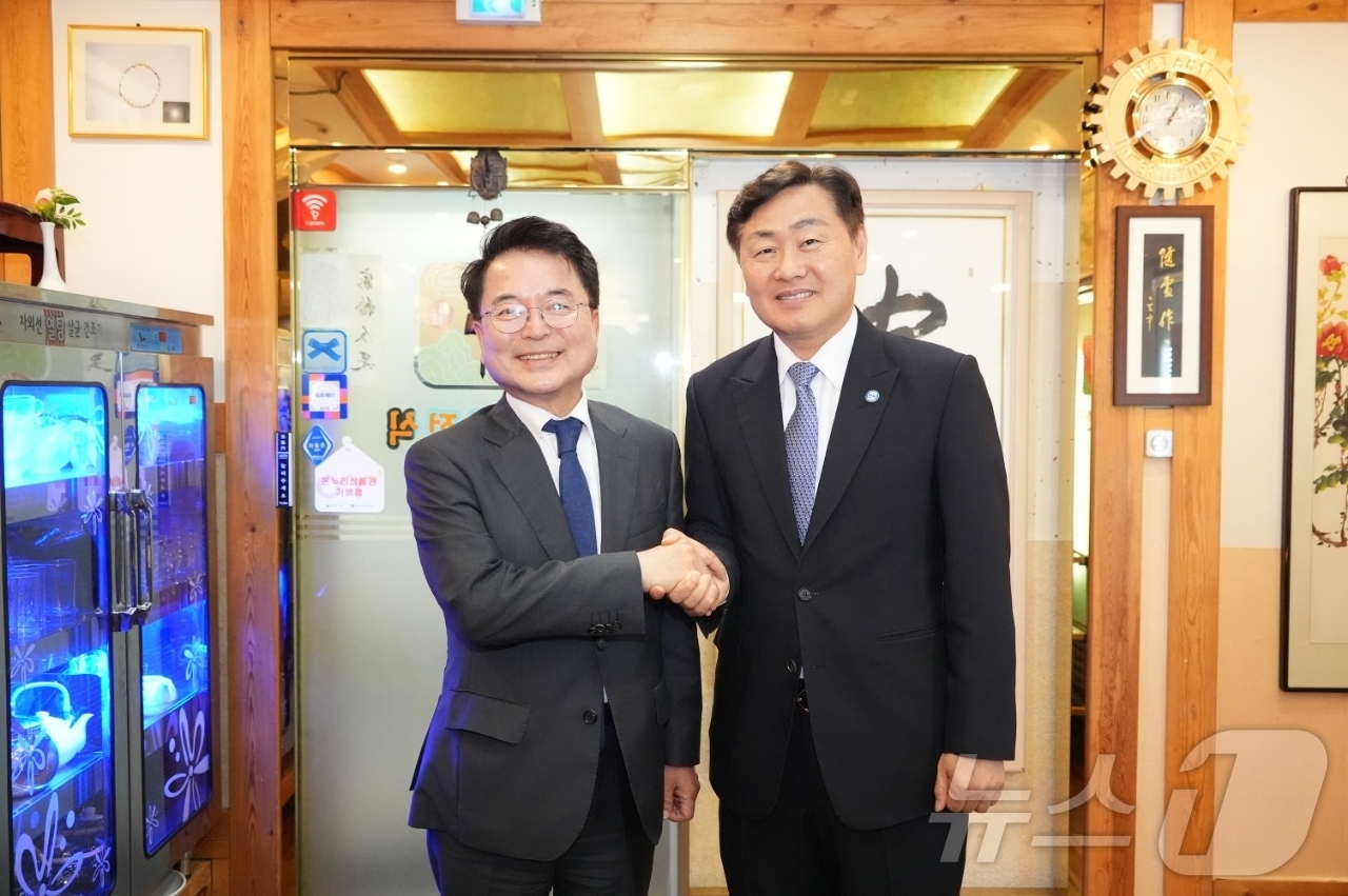 (춘천=뉴스1) 한귀섭 기자 = 육동한 춘천시장이 22일 전주의 한 식당에서 김관영 전북도지사와 국제스케이트장 유치 관련 논의의 시간을 가졌다. 전라북도는 2036년 하계올림픽 국 …