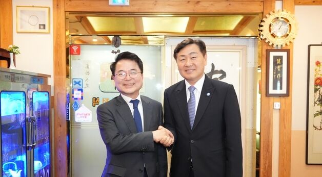 육동한 춘천시장, 김관영 전북지사 만나 스케이트장 유치 논의