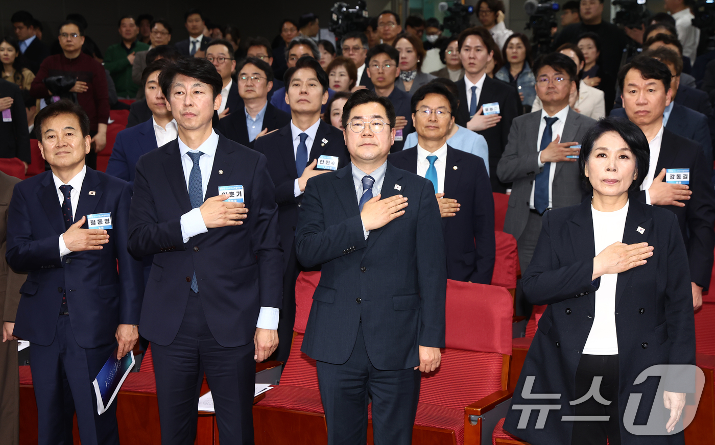 (서울=뉴스1) 김민지 기자 = 박찬대 더불어민주당 당대표 권한대행 겸 원내대표가 22일 서울 여의도 국회 의원회관에서 열린 더불어민주당 방송콘텐츠특별위원회 출범식에서 국민의례를 …