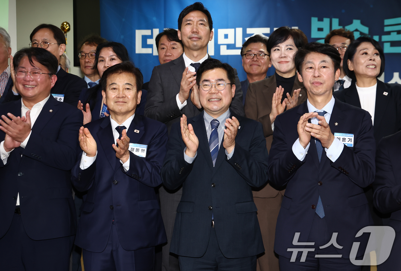 (서울=뉴스1) 김민지 기자 = 박찬대 더불어민주당 당대표 권한대행 겸 원내대표가 22일 서울 여의도 국회 의원회관에서 열린 더불어민주당 방송콘텐츠특별위원회 출범식에서 이훈기 특위 …