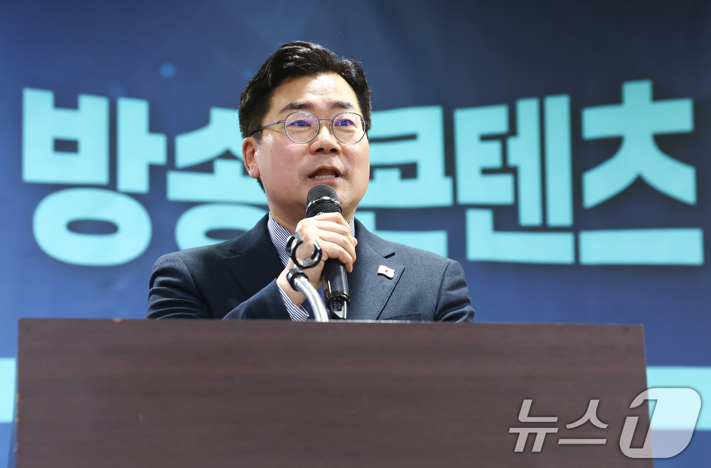 (서울=뉴스1) 김민지 기자 = 박찬대 더불어민주당 당대표 권한대행 겸 원내대표가 22일 서울 여의도 국회 의원회관에서 열린 더불어민주당 방송콘텐츠특별위원회 출범식에서 축사를 하고 …