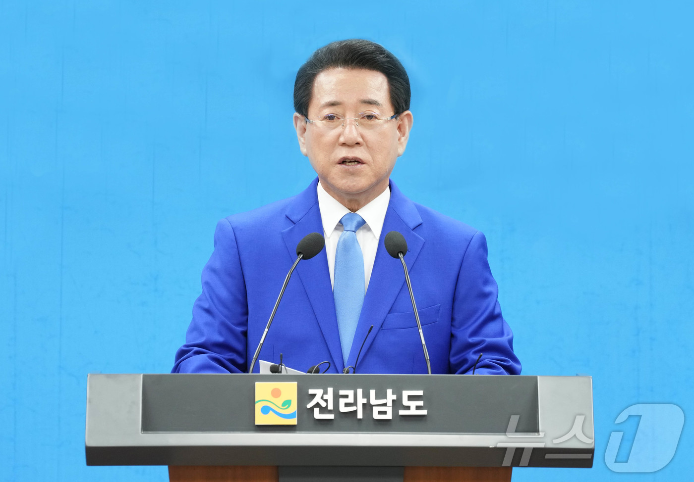 (무안=뉴스1) 전원 기자 = 김영록 전라남도지사가 22일 도청 브리핑룸에서 해상풍력집적화단지 지정과 관련해 브리핑을 하고 있다.(전남도 제공. 재판매 및 DB금지) 2025.4. …