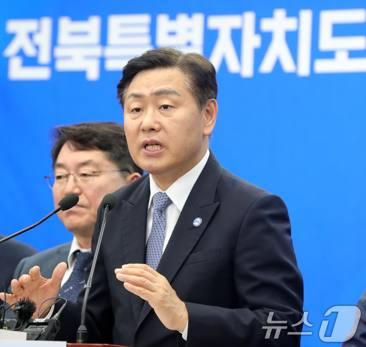(전주=뉴스1) 유경석 기자 = 김관영 전북특별자치도지사가 22일 전북자치도 전주시 전북특별자치도청에서 대광법 개정안 공포 관련 브리핑을 하고 있다. 2025.4.22/뉴스1