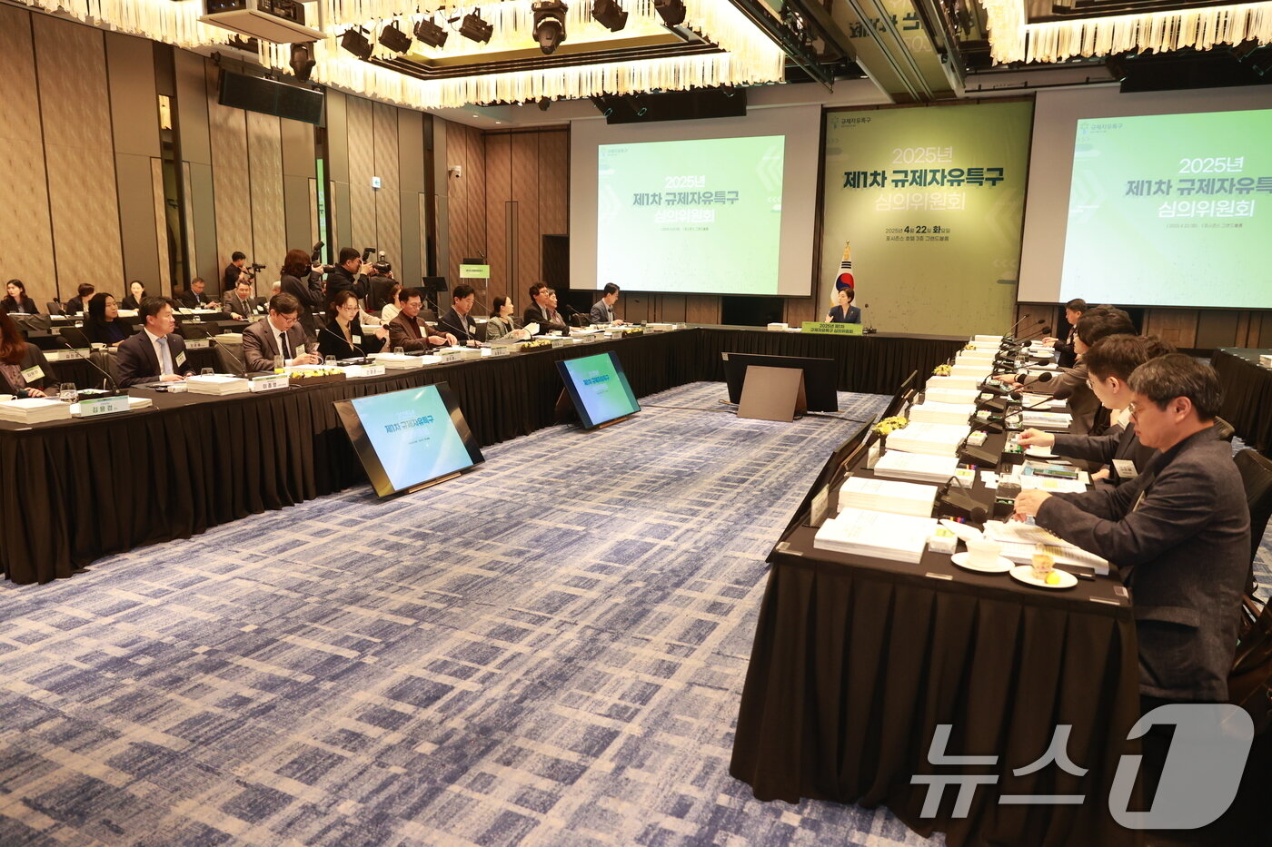 본문 이미지 - 오영주 중소벤처기업부 장관이 22일 서울 종로구 포시즌스 호텔에서 &#39;2025년 제1차 규제자유특구 심의위원회&#39;를 주재하고 있다. &#40;중소벤처기업부 제공&#41;