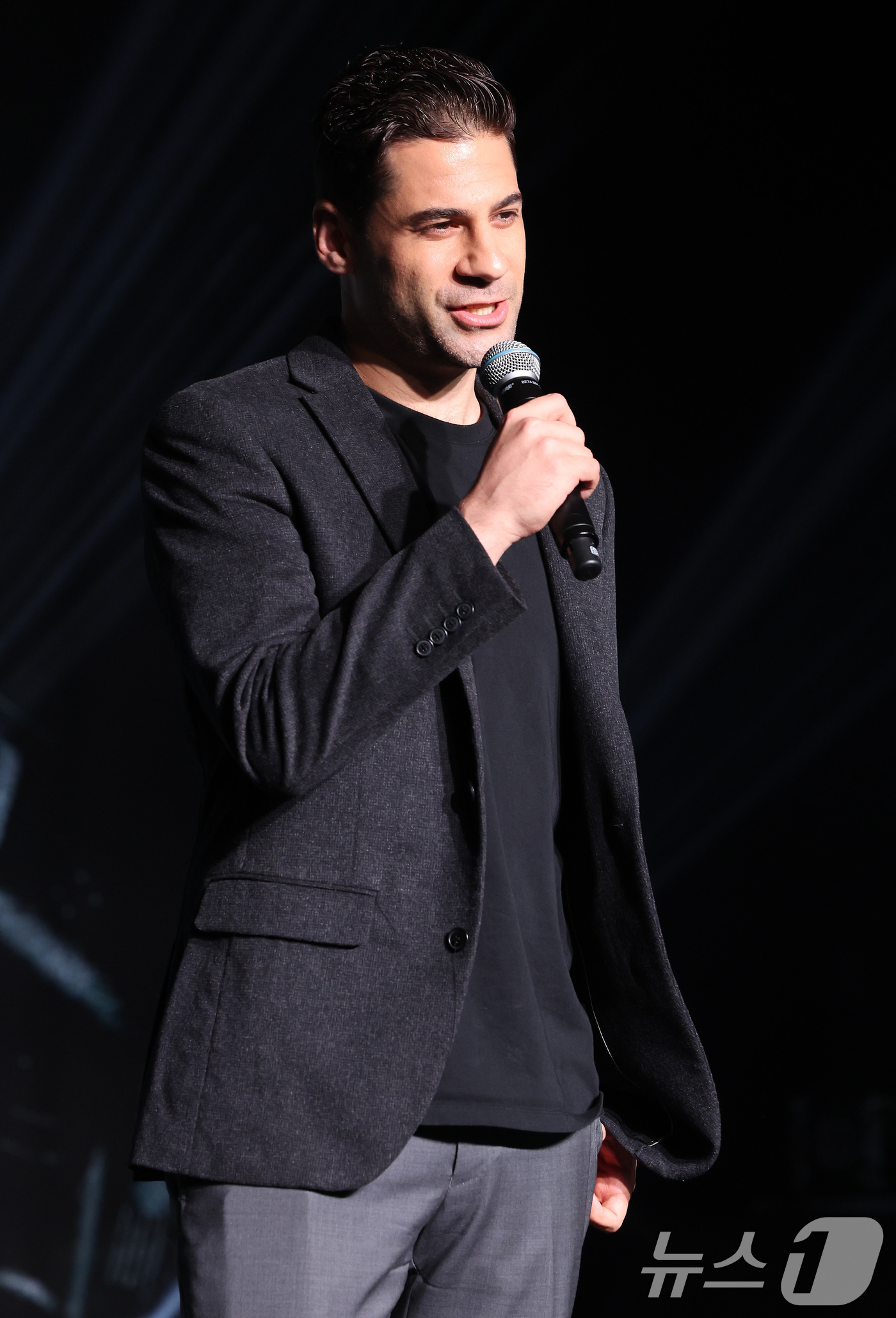 (서울=뉴스1) 이동해 기자 = 신인 걸그룹 VVS(브이브이에스) 프로듀서이자 대표인 폴 브라이언 톰슨이 22일 서울 강남구 일지아트홀에서 가진 싱글 'TEA' 발매 쇼케이스에 참 …