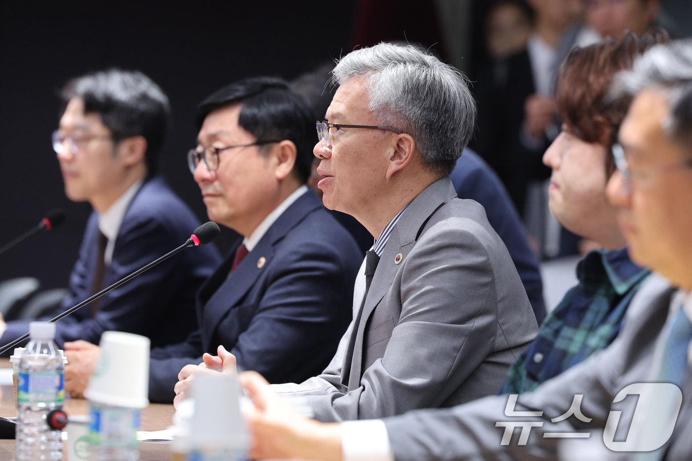 (서울=뉴스1) 신웅수 기자 = 김택우 대한의사협회 회장이 22일 서울 용산구 대한의사협회에서 열린 홍준표 국민의힘 대선 경선 후보와의 간담회에서 발언하고 있다. 2025.4.22 …