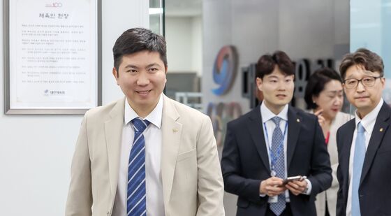 밝은 표정으로 이사회 참석하는 유승민 대한체육회장