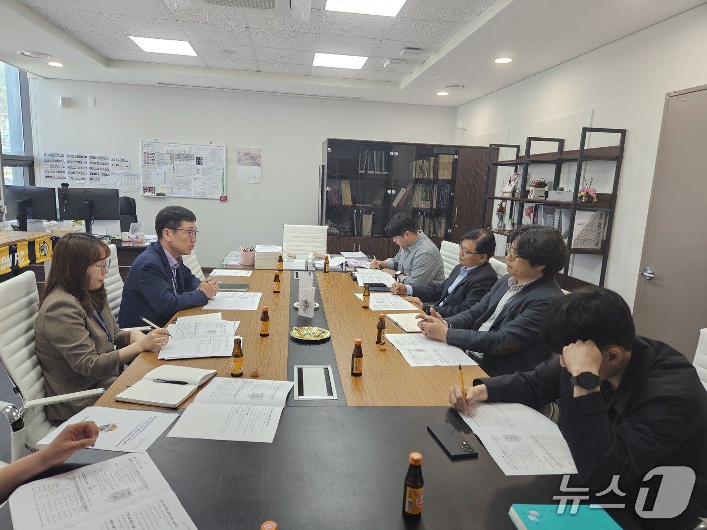 본문 이미지 - 춘천시와 강원FC, 지난 21일 ACL 개최 관련 협의.(춘천시 제공, 재판매 및 DB금지)