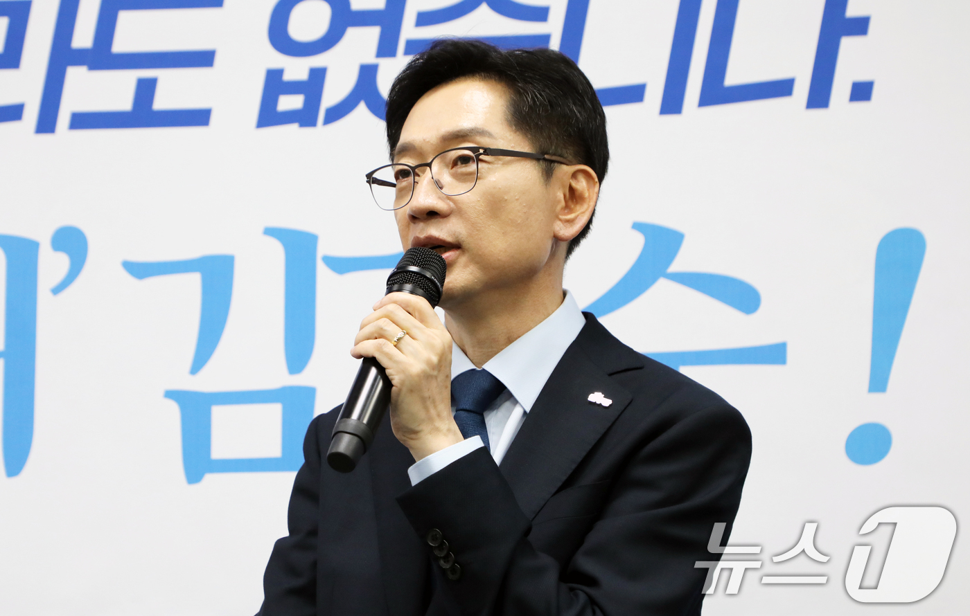(광주=뉴스1) 이수민 기자 = 김경수 더불어민주당 대선 경선 후보가 22일 더불어민주당 광주시당에서 호남권 당원과의 간담회를 열고 지지를 호소하고 있다. 2025.4.22/뉴스1 …