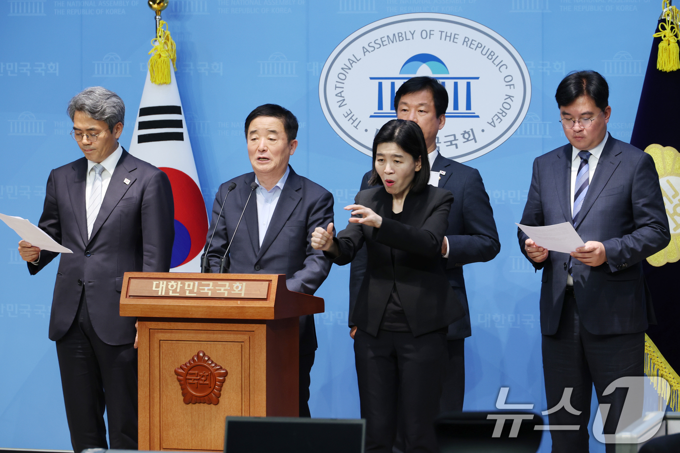 (서울=뉴스1) 이광호 기자 = 더불어민주당 이재명 대통령선거 예비후보 선거대책위원회 현안대응TF 단장인 강득구 의원 등이 22일 오후 서울 여의도 국회 소통관에서 이재명 경선 후 …