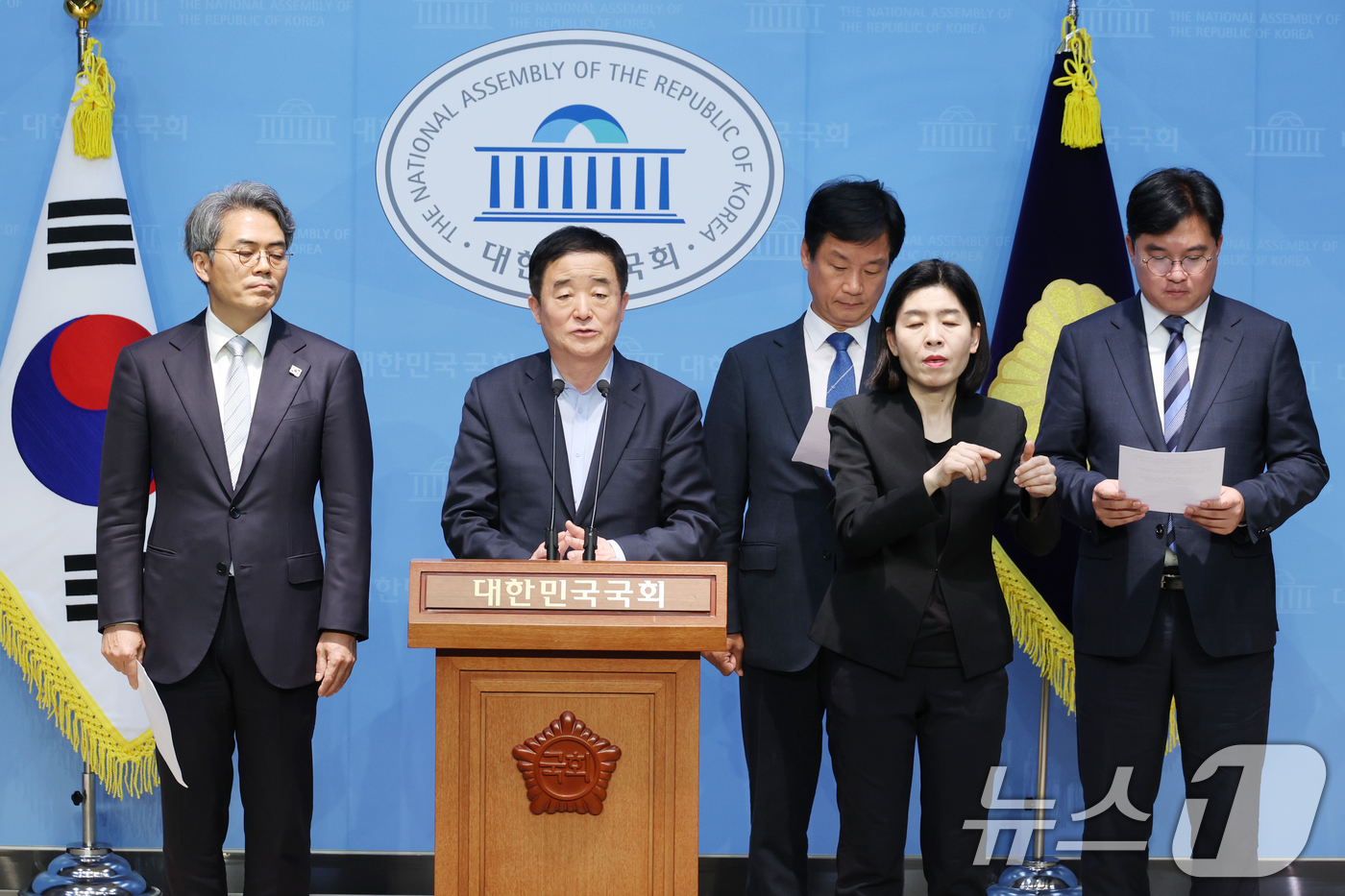 (서울=뉴스1) 이광호 기자 = 더불어민주당 이재명 대통령선거 예비후보 선거대책위원회 현안대응TF 단장인 강득구 의원 등이 22일 오후 서울 여의도 국회 소통관에서 이재명 경선 후 …